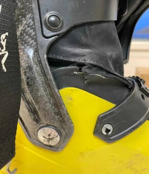 Avant&nbsp;: Guêtre de chaussure de ski déchirée près de la charnière