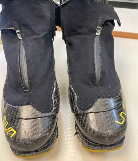 Après&nbsp;: La même paire, guêtres et zips réparés