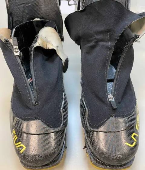 Avant&nbsp;: Paire de chaussures de ski, guêtre et zip abîmés