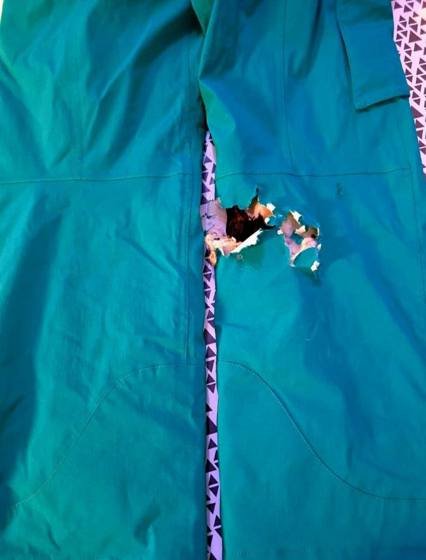 Avant&nbsp;: Pantalon de ski turquoise déchiré à l'entrejambe