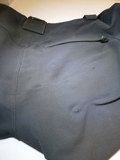 Après&nbsp;: La même veste, déchirure reprise