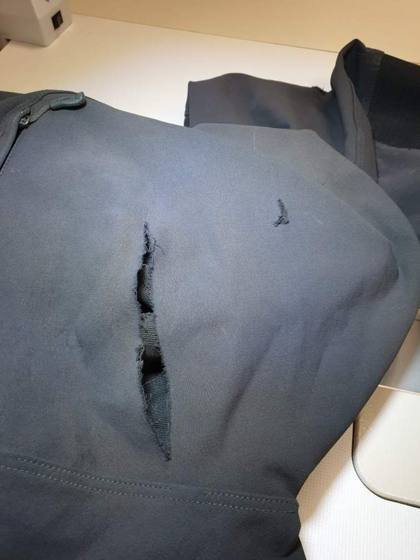 Avant&nbsp;: Veste de ski noire avec une longue déchirure